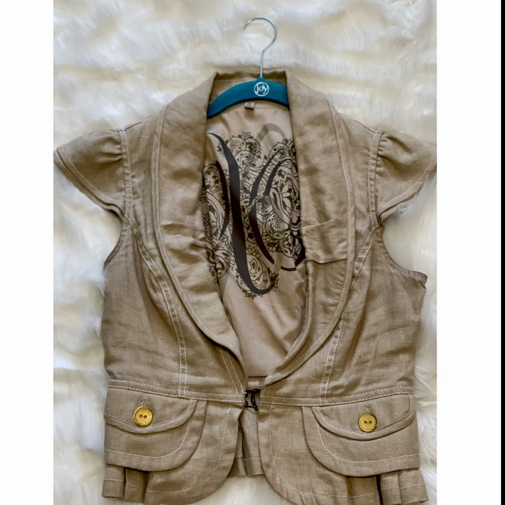 Nude blazer with good buttons